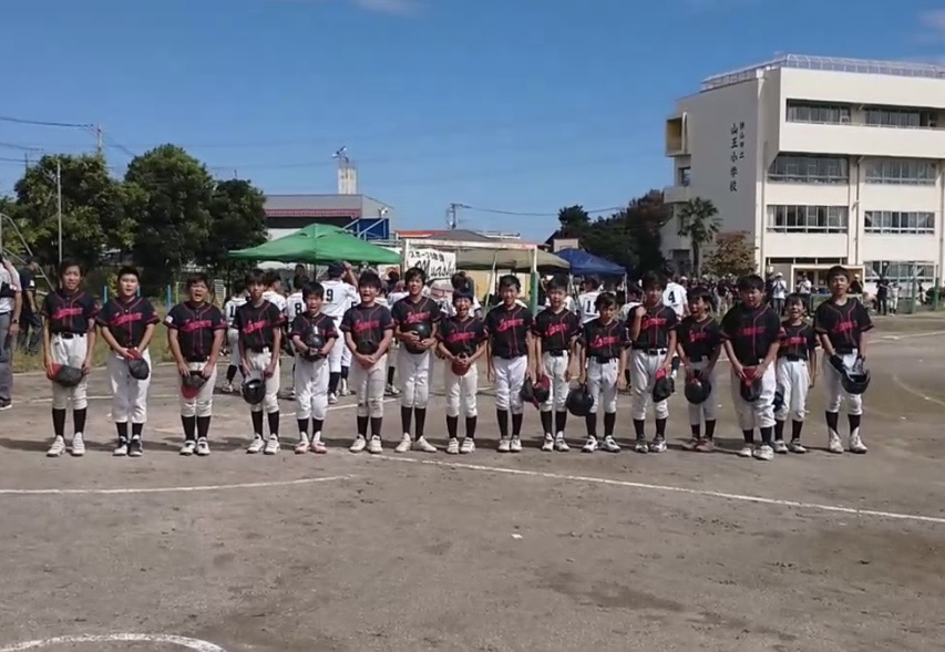 試合後に整列する狭山ジャガースとムサシの選手たち