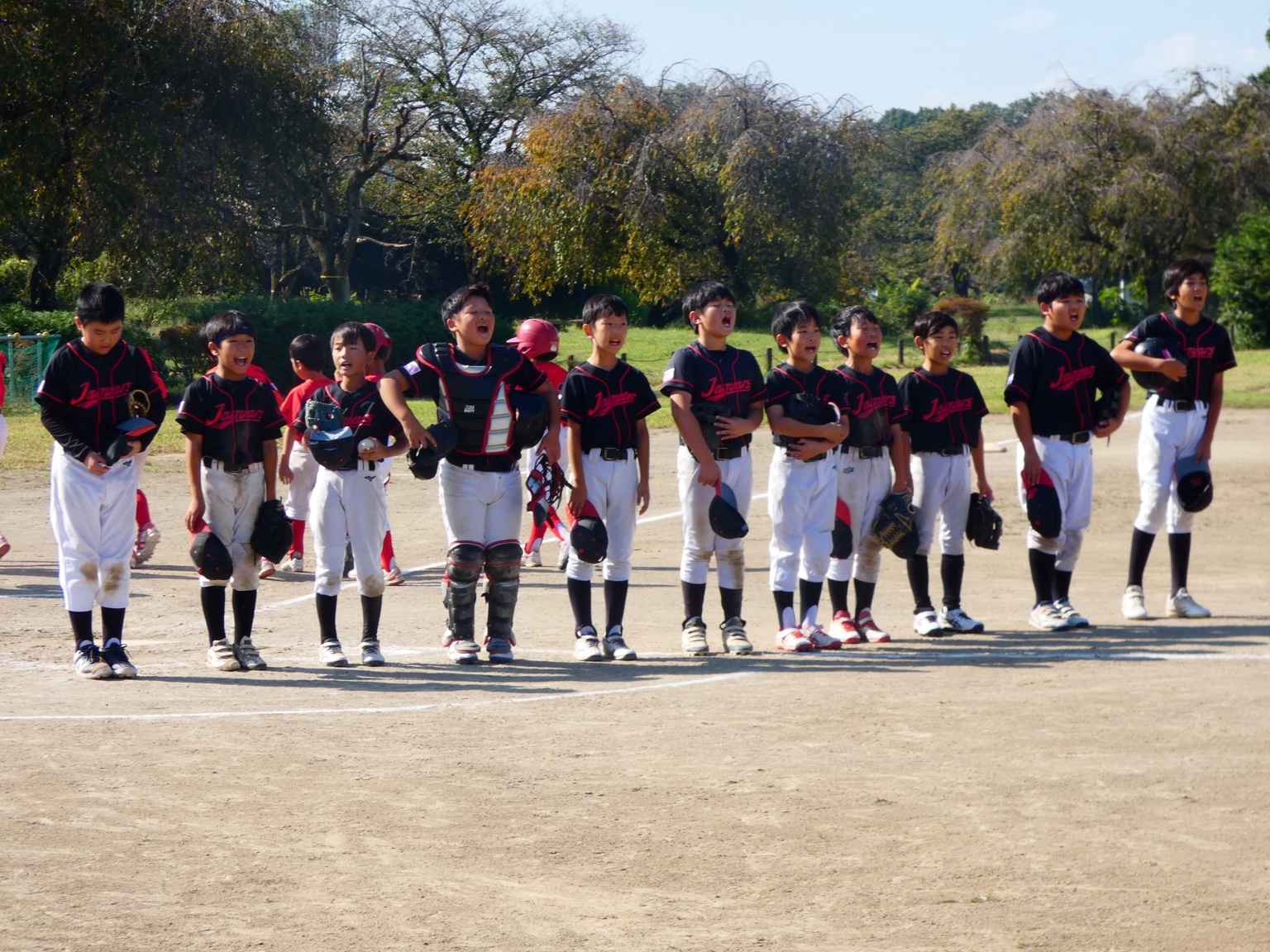 試合後、グラウンドで横一列に並ぶジャガーズの選手たち。