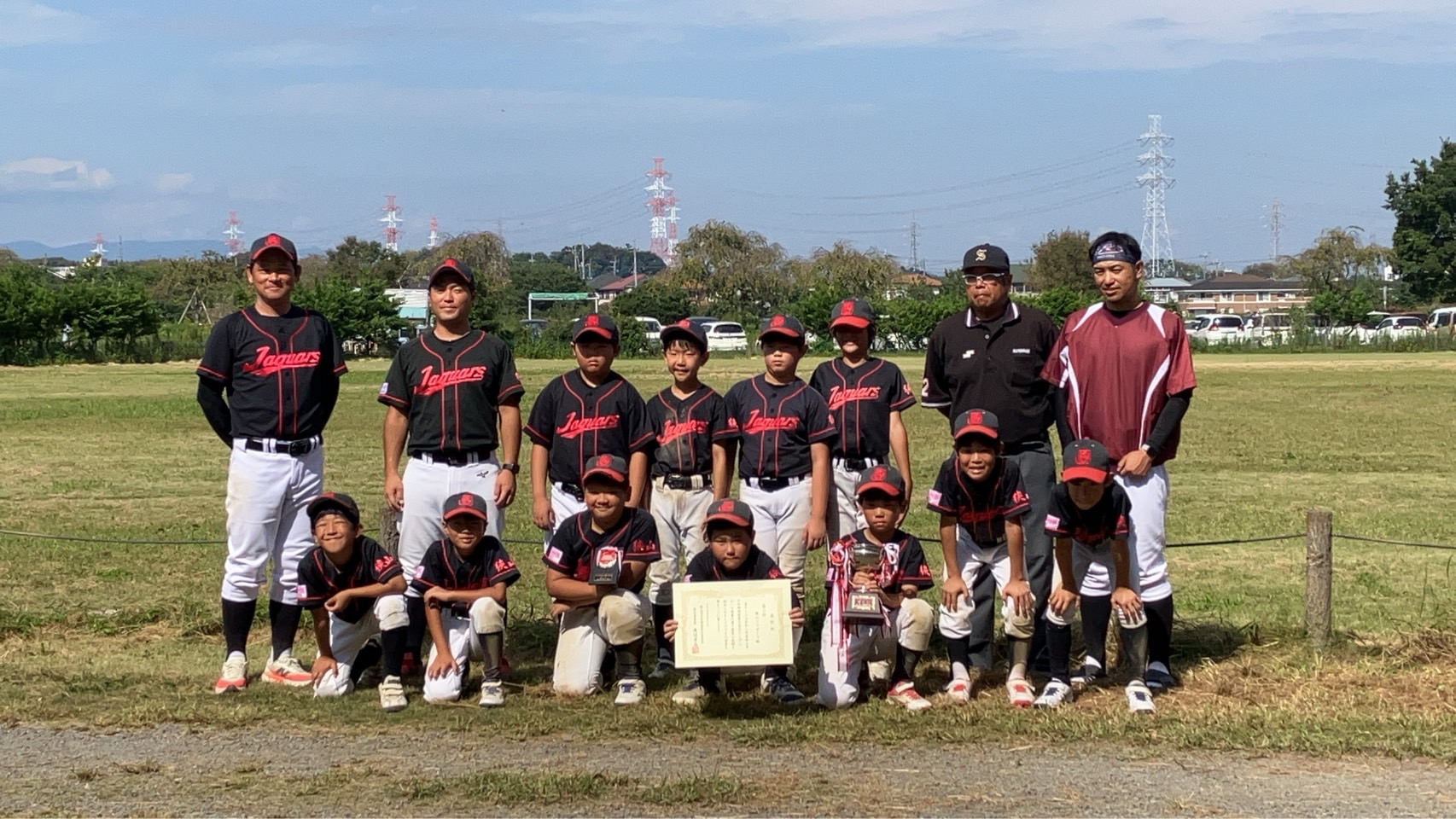 狭山市秋季大会3位の賞状とトロフィーを手にした狭山ジャガーズの集合写真